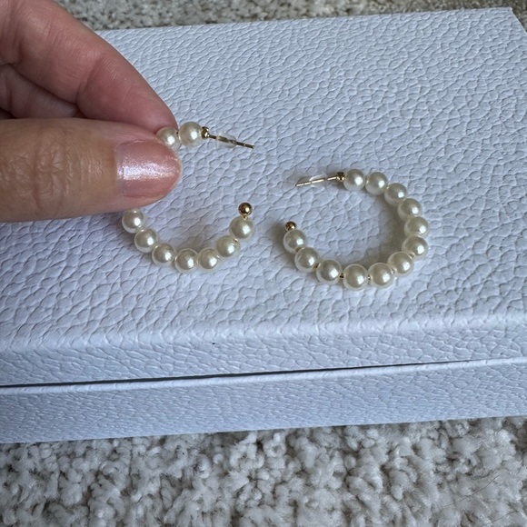 Elegant Pearl Hoop Faux Earrings New - Picture 4 of 6
